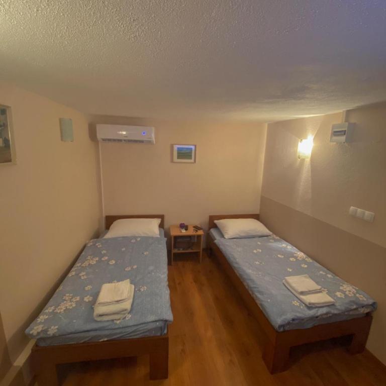 Peaceful Alley - Studio Apartment with One Double Bed - 5