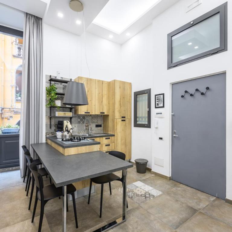 Industrial Apartment 2 Camere 2 Bagni Palazzo Mormando Napoli Centro Storico - Appartamento con 2 Camere da Letto e Balcone - 2