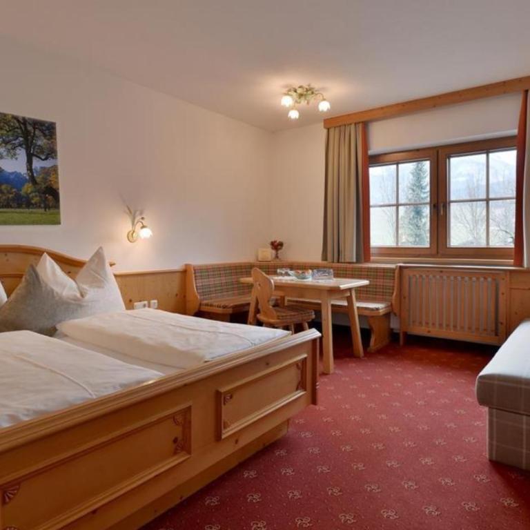 Gästehaus Brantlhof Zimmer und Ferienwohnungen in Going am Wilden Kaiser - Dreibettzimmer mit Aussicht - 2