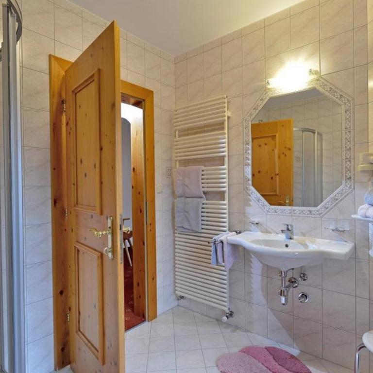 Gästehaus Brantlhof Zimmer und Ferienwohnungen in Going am Wilden Kaiser - Dreibettzimmer mit Aussicht - 1