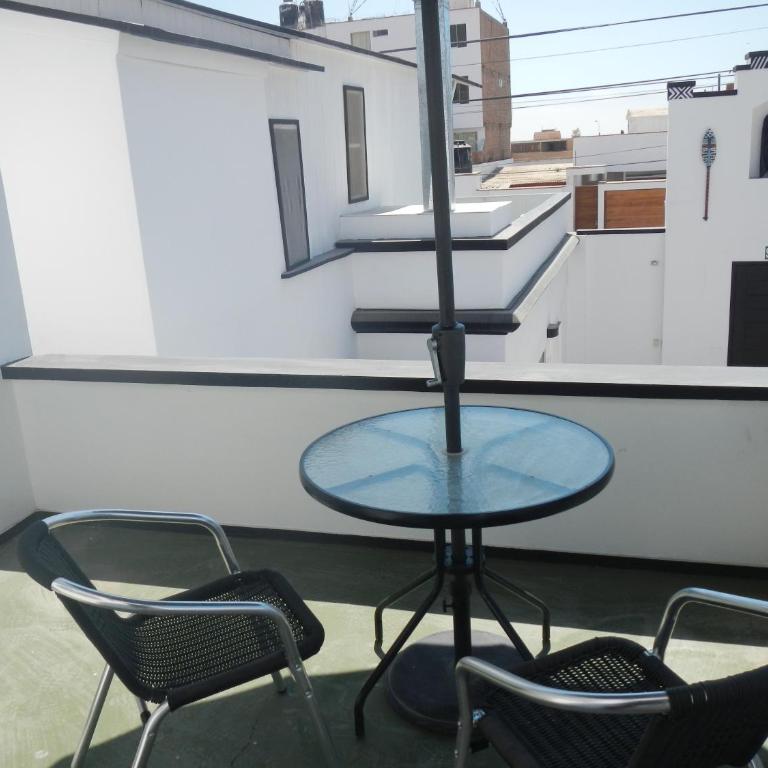 Blue Shark Apartments - Bungalow with Patio - 2