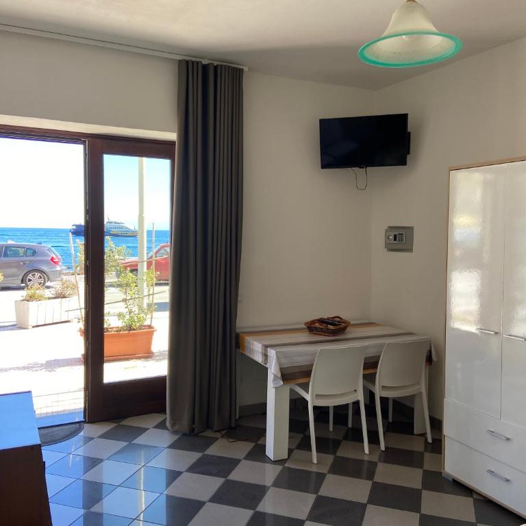 Lipari by the Port (B) - Holiday Housing - Appartamento con Vista Mare - 10