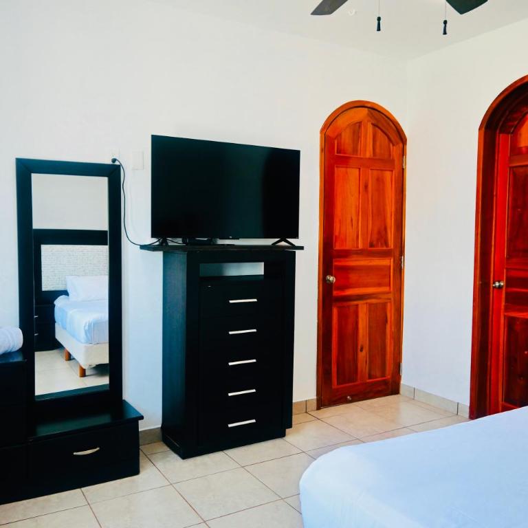 Spacious 3-story private house with ocean view - Five-Bedroom House - 9