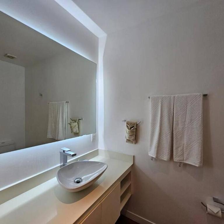 Kumaru Studio Steps From The Beach - One-Bedroom Apartment - 32