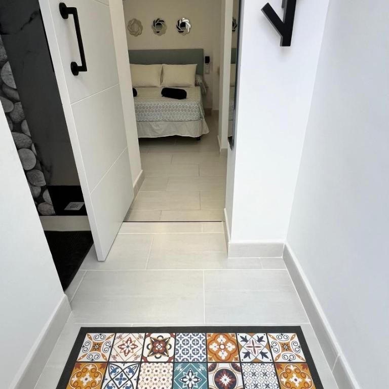 Málaga Central Stay Guest House - Private Andaluz Ensuite Solo Studio Annex – Patio Access & Shared Kitchen/Living - 8
