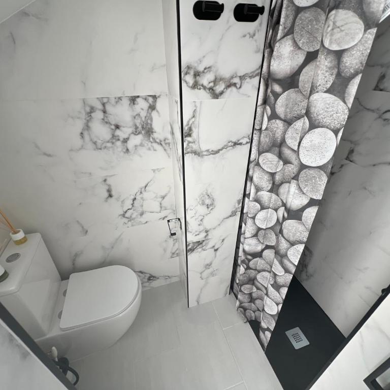 Málaga Central Stay Guest House - Private Andaluz Ensuite Solo Studio Annex – Patio Access & Shared Kitchen/Living - 9