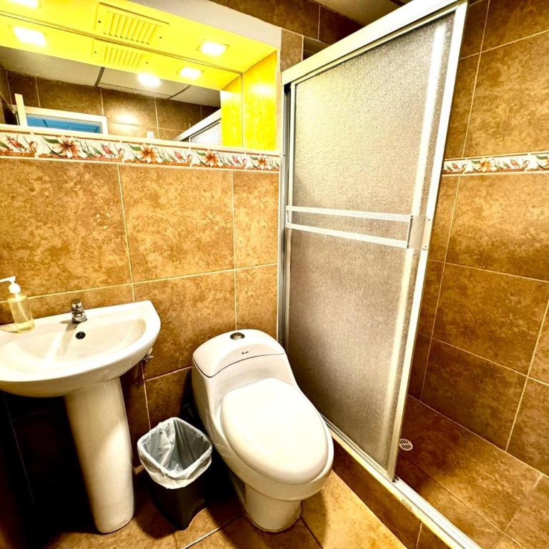 Hostal Muyuyo - Habitación con cama extragrande. - 9
