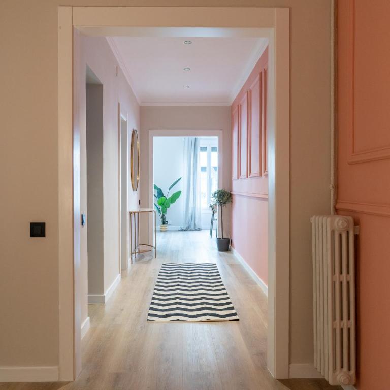 Stay U-nique Apartments Balmes II - Four-Bedroom Apartment - 1