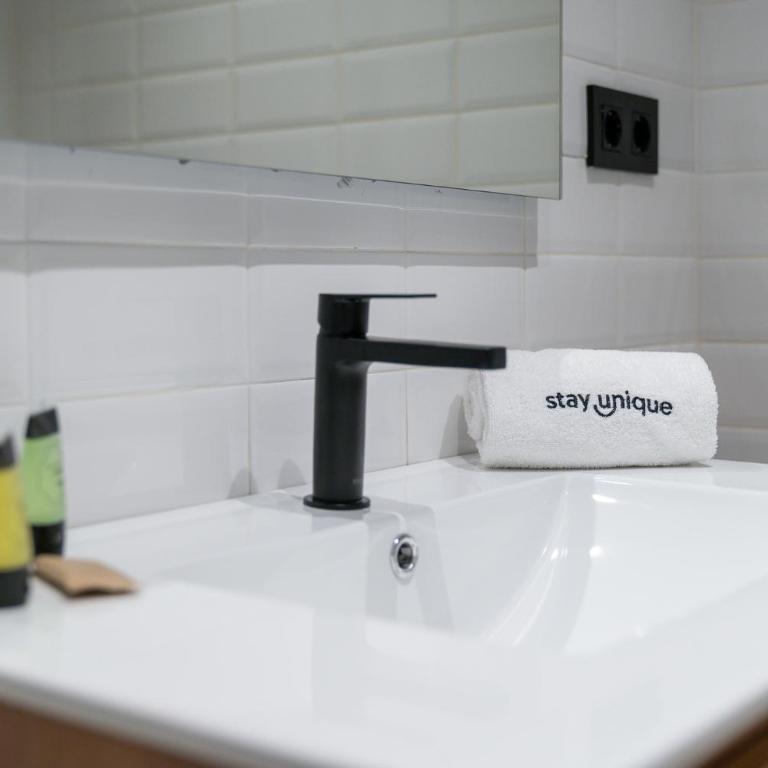 Stay U-nique Apartments Balmes II - Three-Bedroom Apartment - 1