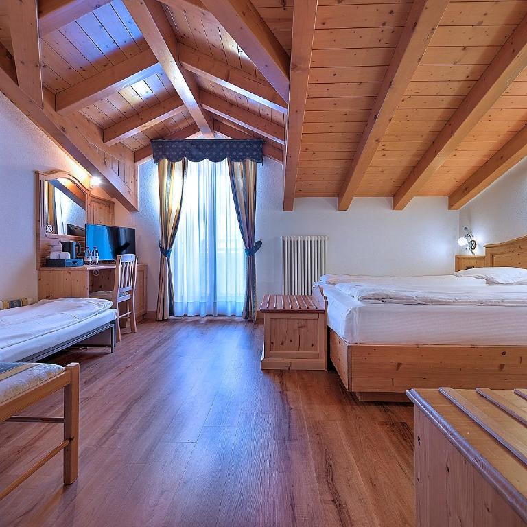 Hotel Madonna delle Nevi - Camera Familiare con Vista Montagna - 6