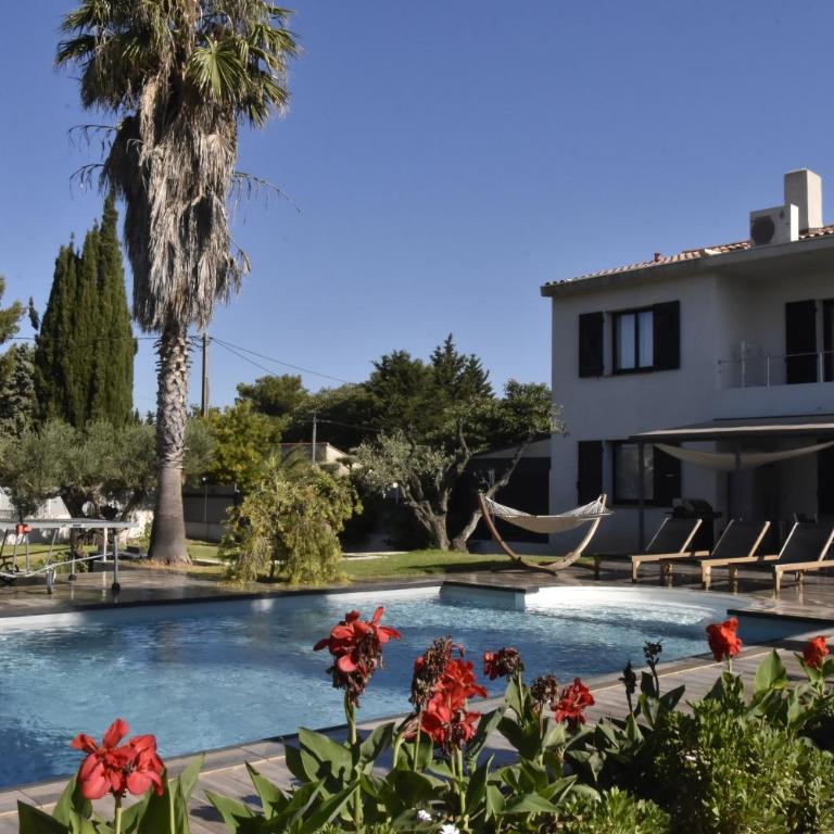 Bas de Villa tropicale SANARY - Two-Bedroom Apartment with Pool View - 19
