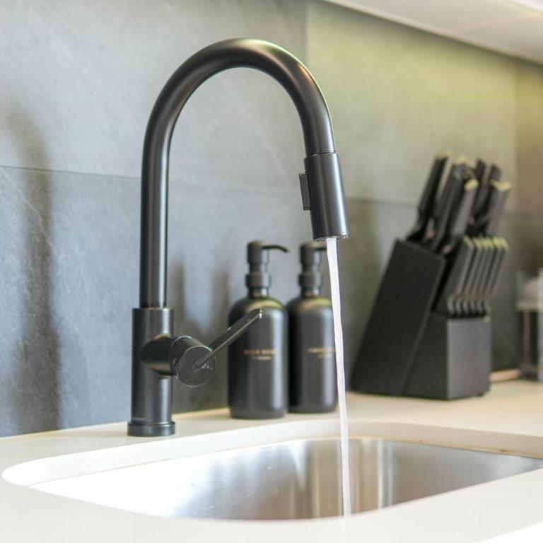 Aldea Dream Home Modern Designer 2 Floor Penthouse Sleeps 8 - Casa Unifamiliar de 2 dormitorios - 8