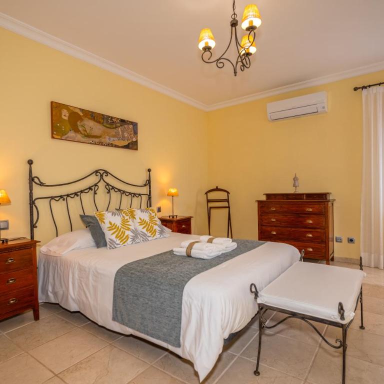 Villa with private pool and tennis court 150 metres from the sea-Villa el Olivo - Villa - 31