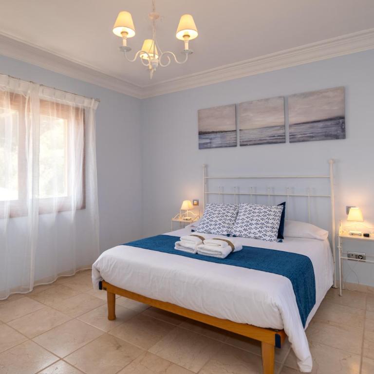 Villa with private pool and tennis court 150 metres from the sea-Villa el Olivo - Villa - 23