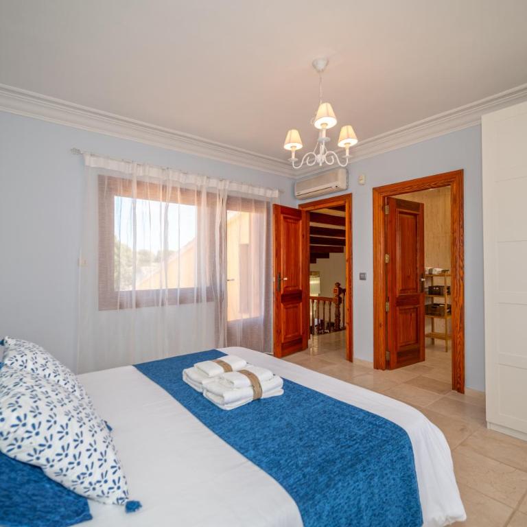 Villa with private pool and tennis court 150 metres from the sea-Villa el Olivo - Villa - 25