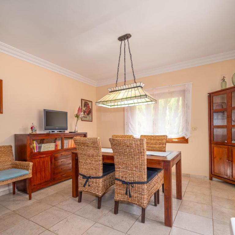 Villa with private pool and tennis court 150 metres from the sea-Villa el Olivo - Villa - 57