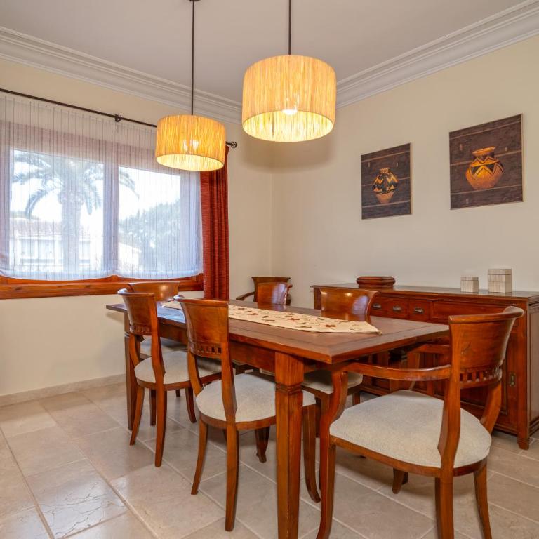 Villa with private pool and tennis court 150 metres from the sea-Villa el Olivo - Villa - 52