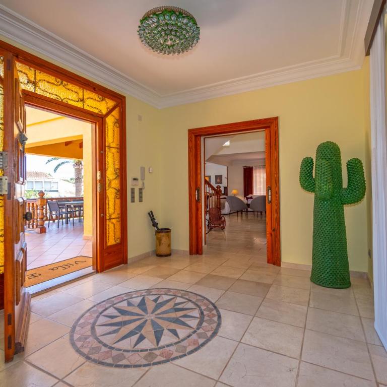 Villa with private pool and tennis court 150 metres from the sea-Villa el Olivo - Villa - 16