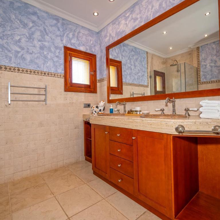 Villa with private pool and tennis court 150 metres from the sea-Villa el Olivo - Villa - 32