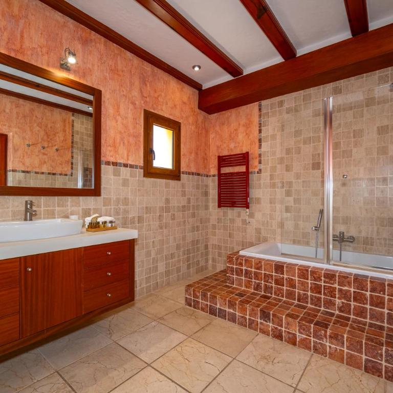 Villa with private pool and tennis court 150 metres from the sea-Villa el Olivo - Villa - 44