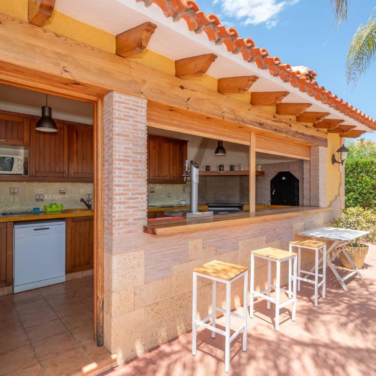 Villa with private pool and tennis court 150 metres from the sea-Villa el Olivo - Villa - 7