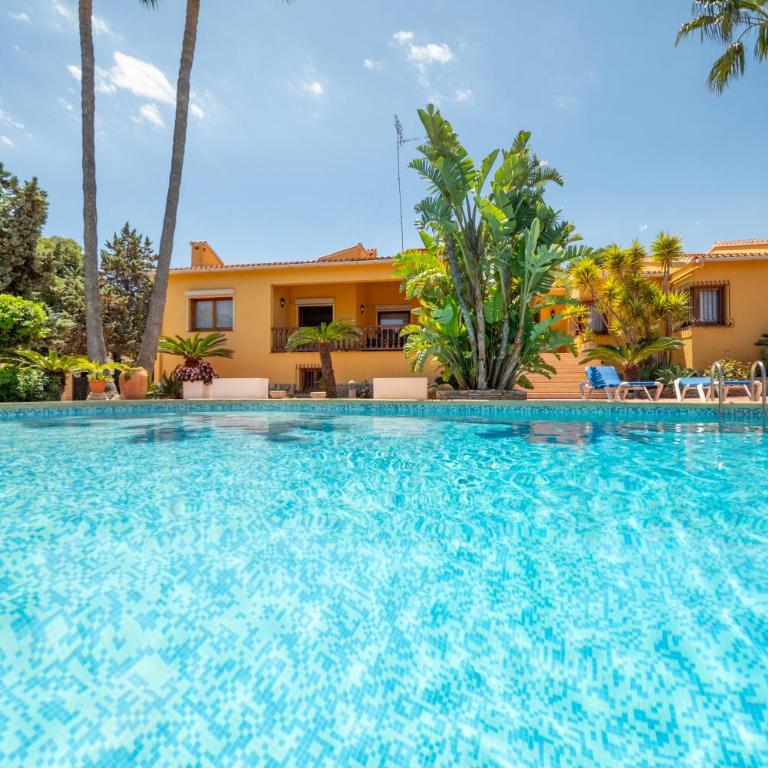 Villa with private pool and tennis court 150 metres from the sea-Villa el Olivo - Villa - 66
