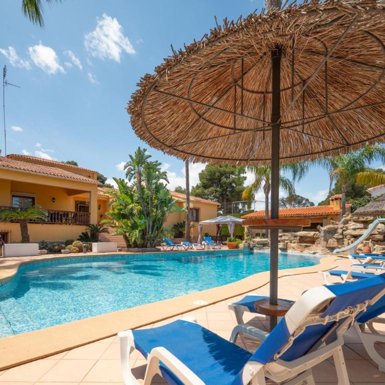 Villa with private pool and tennis court 150 metres from the sea-Villa el Olivo - Villa - 63