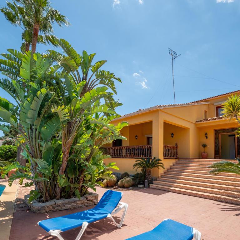 Villa with private pool and tennis court 150 metres from the sea-Villa el Olivo - Villa - 65