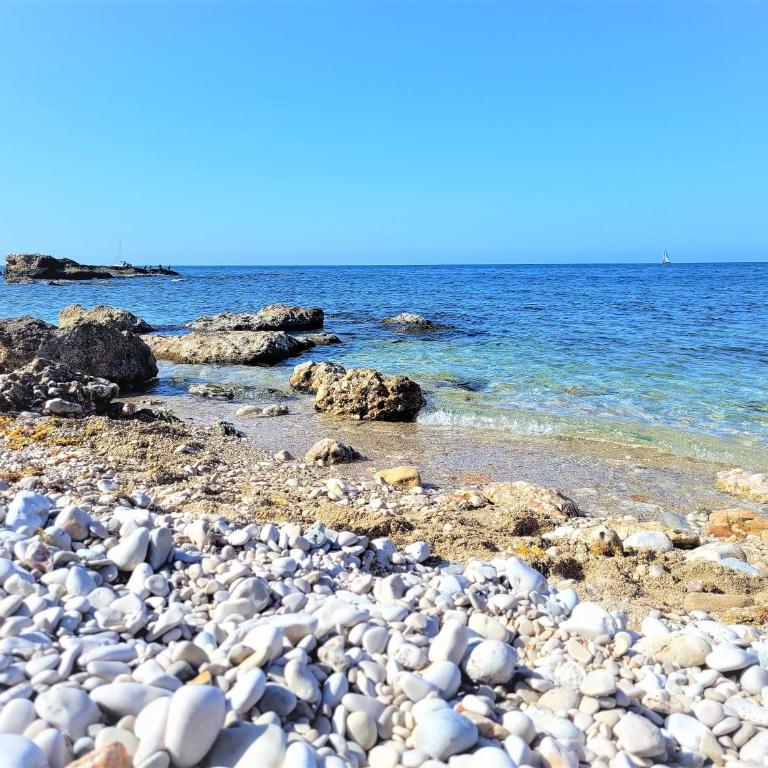 Villa with private pool and tennis court 150 metres from the sea-Villa el Olivo - Villa - 87