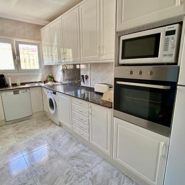 "Casa Claudia" - private holiday home with pool and garden in Moraira - Three-Bedroom Vacation Home - 8