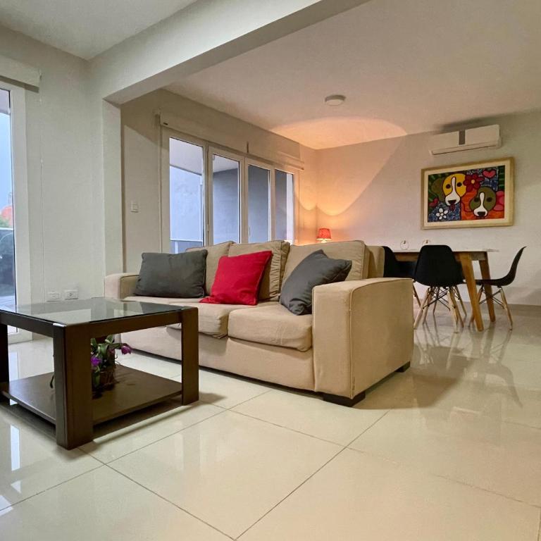 Amplio departamento sobre Av Cacique Lambaré - Two-Bedroom Apartment with Balcony - 11