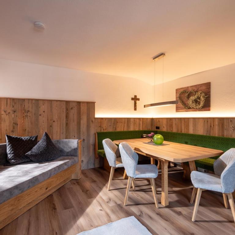 Appartement Andrea Hauser - Riedltischler - Three-Bedroom Apartment with Balcony - 10