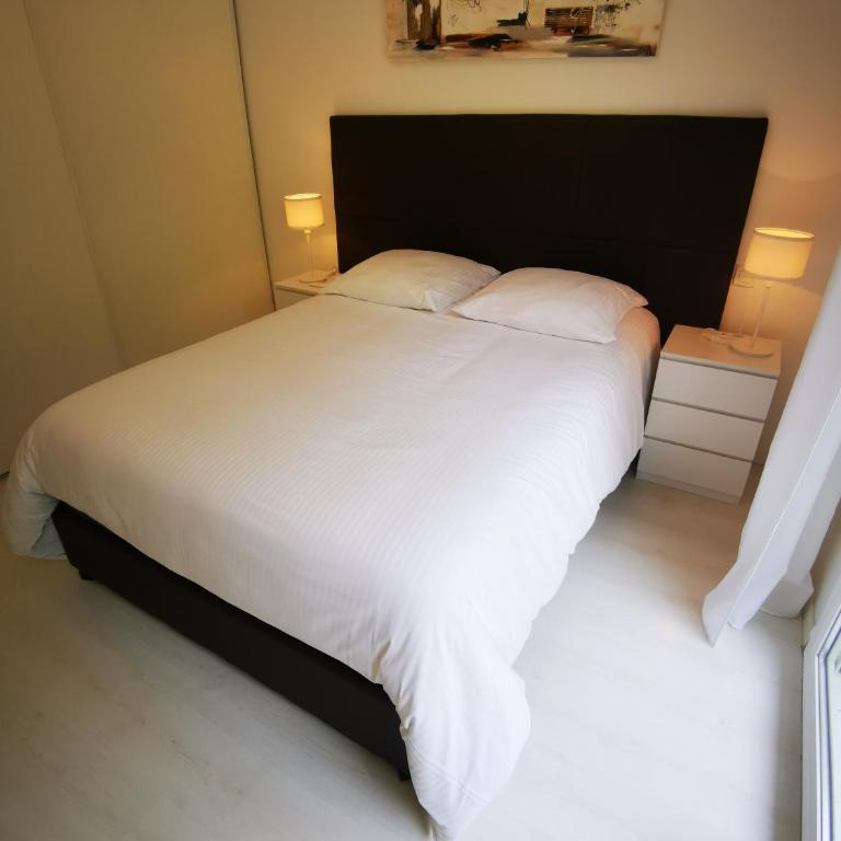 Appartement 90 m2 avec parking terrasse balcons, proche du port et plages - Apartment mit 2 Schlafzimmern - 17