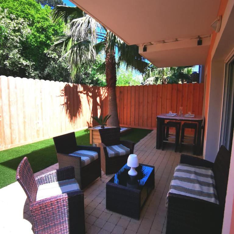 Appartement 90 m2 avec parking terrasse balcons, proche du port et plages - Apartment mit 2 Schlafzimmern - 42
