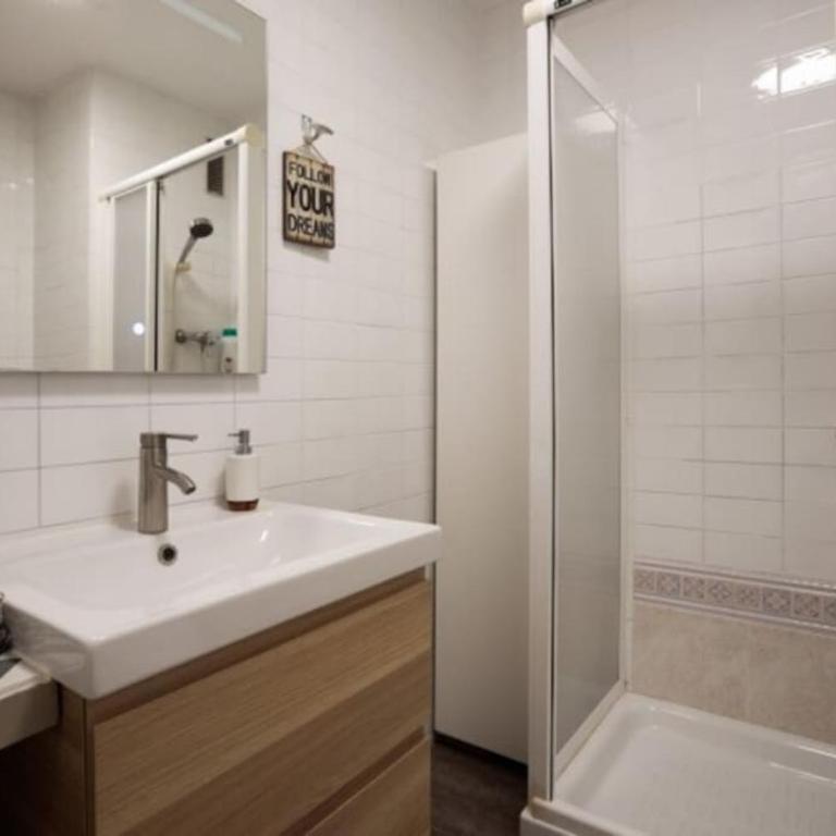 Renovated Apartment in Vila de Gràcia - Three-Bedroom Apartment - 11