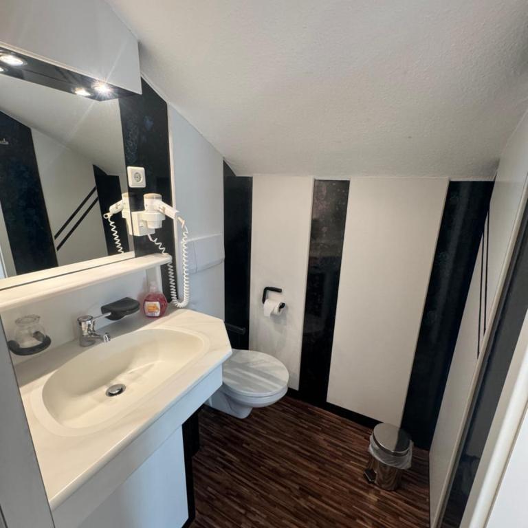 Landhotel Alte Post - Dreibettzimmer mit Bad - 2