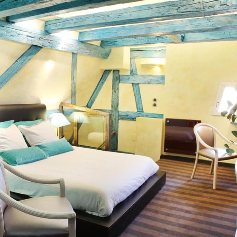 Hotel Cathédrale - Quadruple Room with Cathedrale View - 1