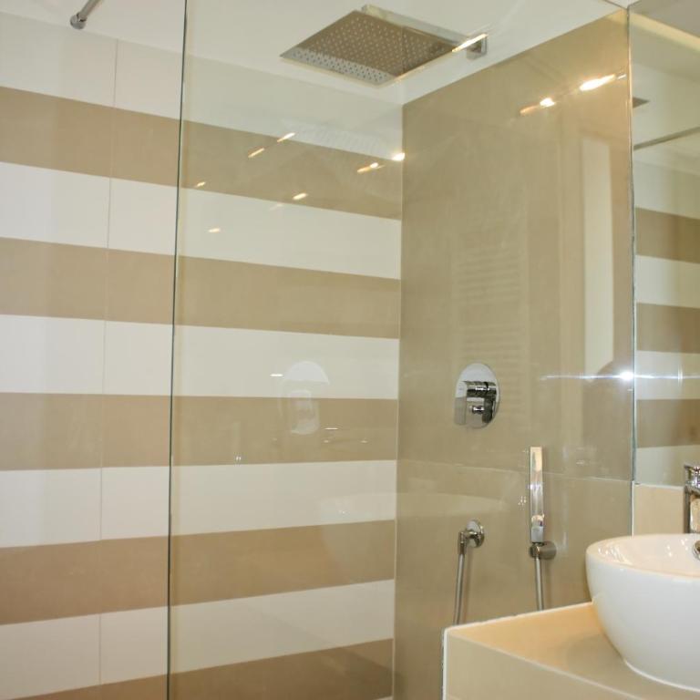PETIT B&B - in centro a due passi dalla stazione e dai traghetti - Camera Matrimoniale Deluxe - 7