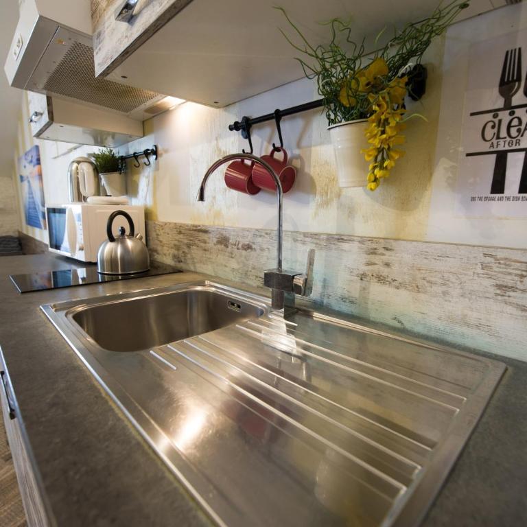 Amazing Attic max 10 People with Parking & Wifi, Near to 3 Tram Lines and to the Metro - well connected to Airports and to the Train Station - Appartamento con 1 Camera da Letto - 28