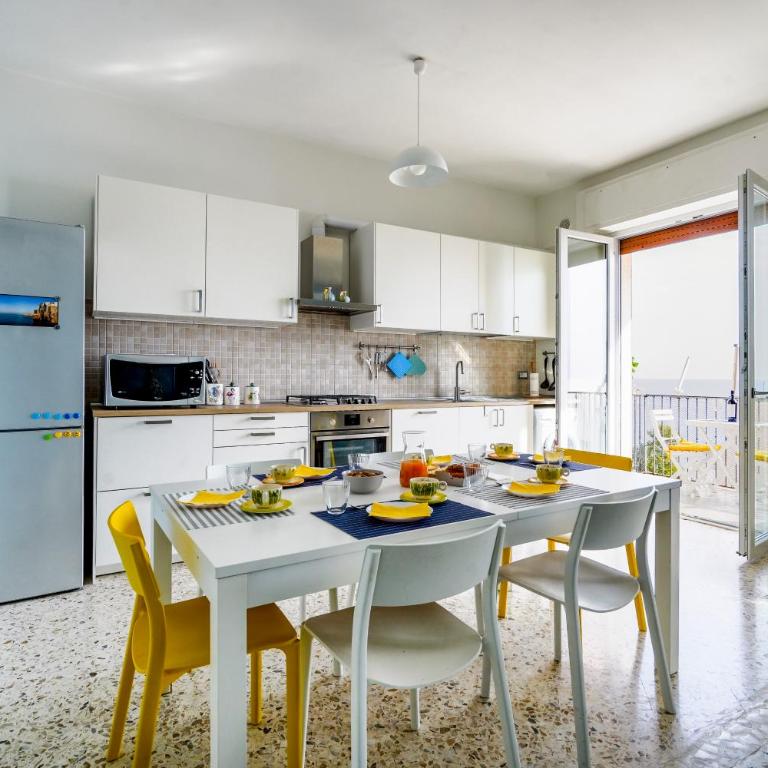 GuestHost - Mareluce Seaview Apartment - Apartment with View and Balcony - 3