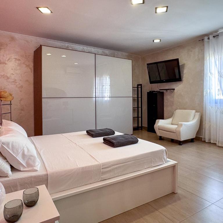 Kira House - Two-Bedroom Apartment - 22