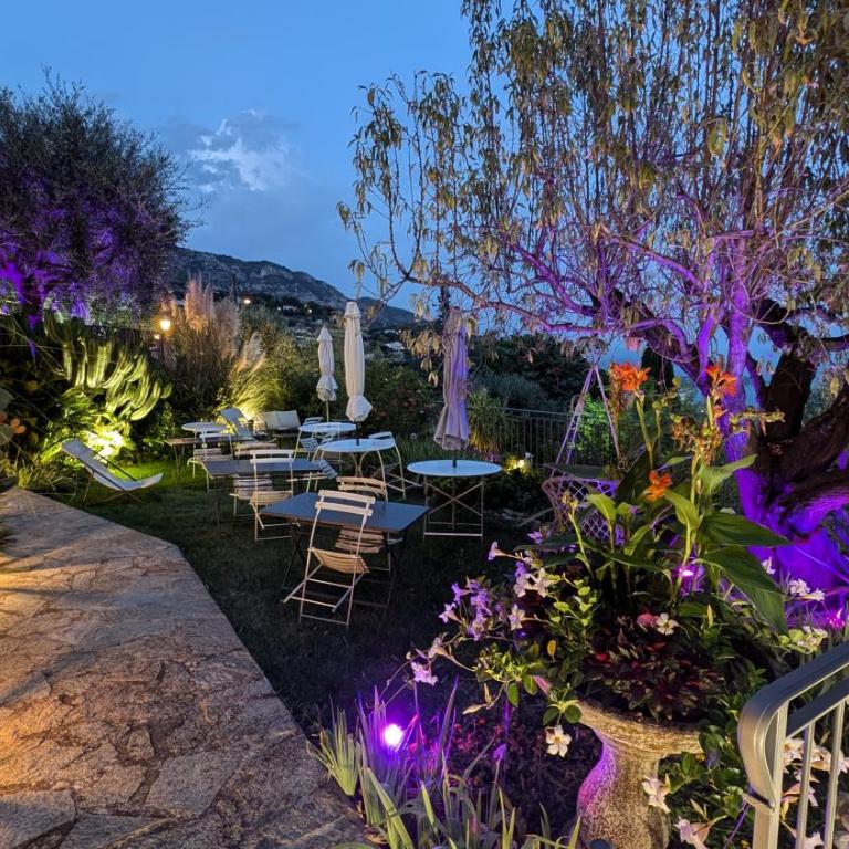 Le Mas d'Angeline-Vue mer panoramique, jardin partagé, parking, voiture indispensable, route étroite et pentue, à 10 min de Monaco - One-Bedroom Apartment with bathtub - with sea view - 20