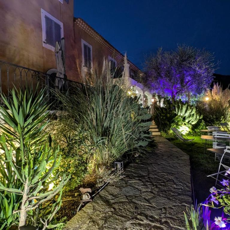 Le Mas d'Angeline-Vue mer panoramique, jardin partagé, parking, voiture indispensable, route étroite et pentue, à 10 min de Monaco - One-Bedroom Apartment with bathtub - with sea view - 21