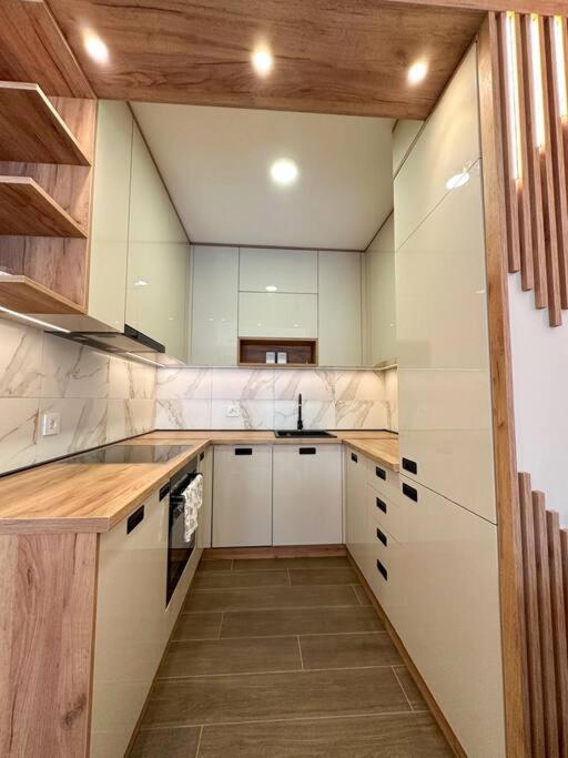I&I 3 Bedrooms Apartment II - Three-Bedroom Apartment - 8