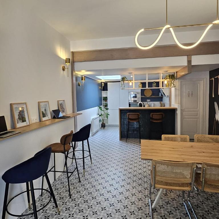 Elégante maison amiénoise - proche gare, home-cinéma, 3 chambres doubles, 1 chambre familiale avec jacuzzi privatif - La Maison Des Petits Sablon - Chambre Familiale - 5