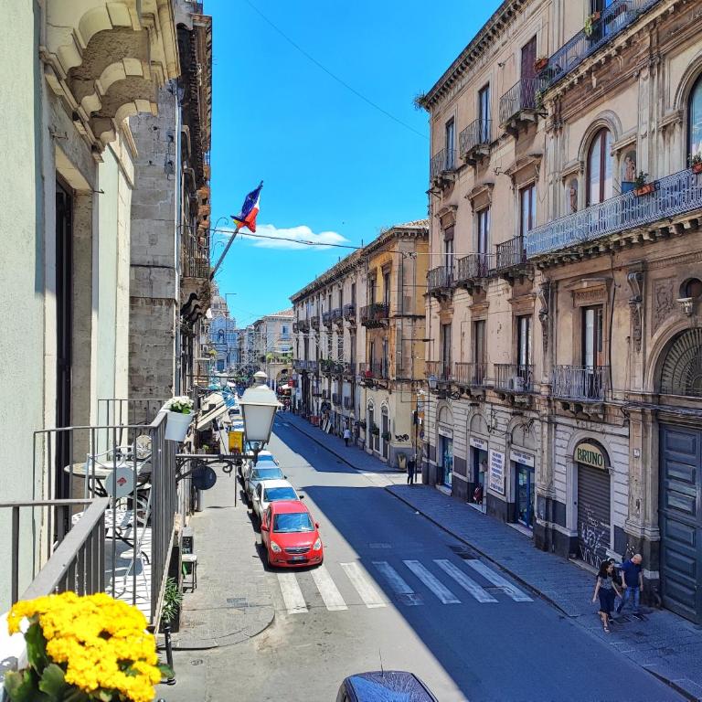Duomo View 5 Balconies Bright Apartment Catania Center - Two-Bedroom Deluxe Apartment with Balcony - 1