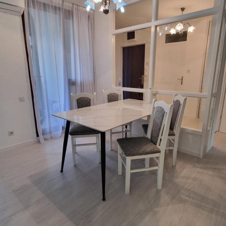Beautiful, new, city centre apartment, Mostar - Four-Bedroom Apartment with Balcony - 9