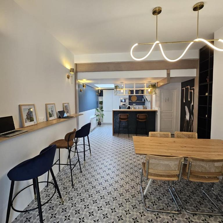 Elégante maison amiénoise - proche gare, home-cinéma, 3 chambres doubles, 1 chambre familiale avec jacuzzi privatif - La Maison Des Petits Sablon - Chambre Familiale - 13