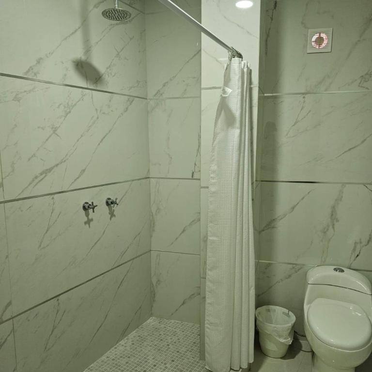 HOTEL PLAZA - Habitación Familiar Estándar - 7