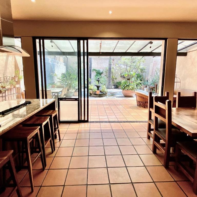 Urban Hacienda downtown, tranquil, spacious, jacuzzi - Casa de 5 dormitorios - 2